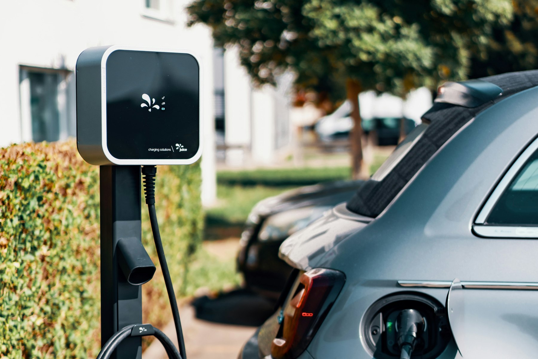 Elbil ansluten till en publik laddstation